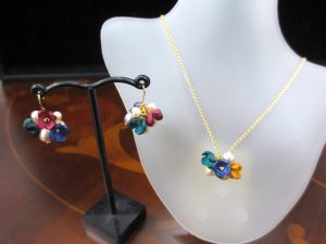 皮の小花のイヤリング（ピアス）